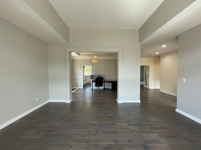 Building Photo - Custom Traditional Home in Montreux Neighborhood 3Bd/2Ba Home with 3 Car Garage!! Close to Cedar ...