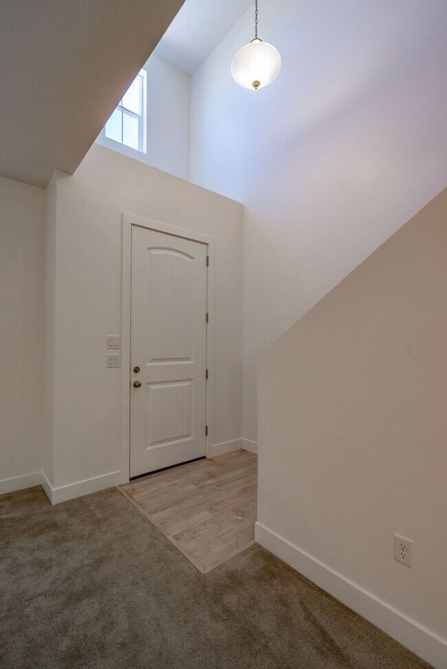Building Photo - Well Maintained, 3 Bedroom and 2.5 Bathroom Townhome in Desert Color! Internet Included!