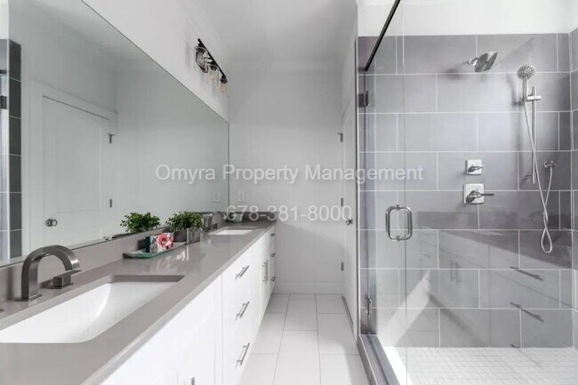 Building Photo - Gorgeous 4 Bedroom Home Near Grant Park!