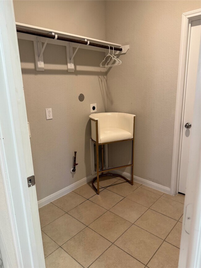 Building Photo - 1617 Darwin Cedar Dr