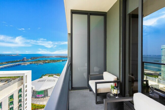 Building Photo - 601 NE 1st Ave