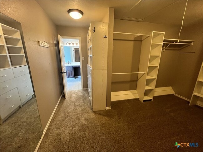 Building Photo - 2013 Highland Dr