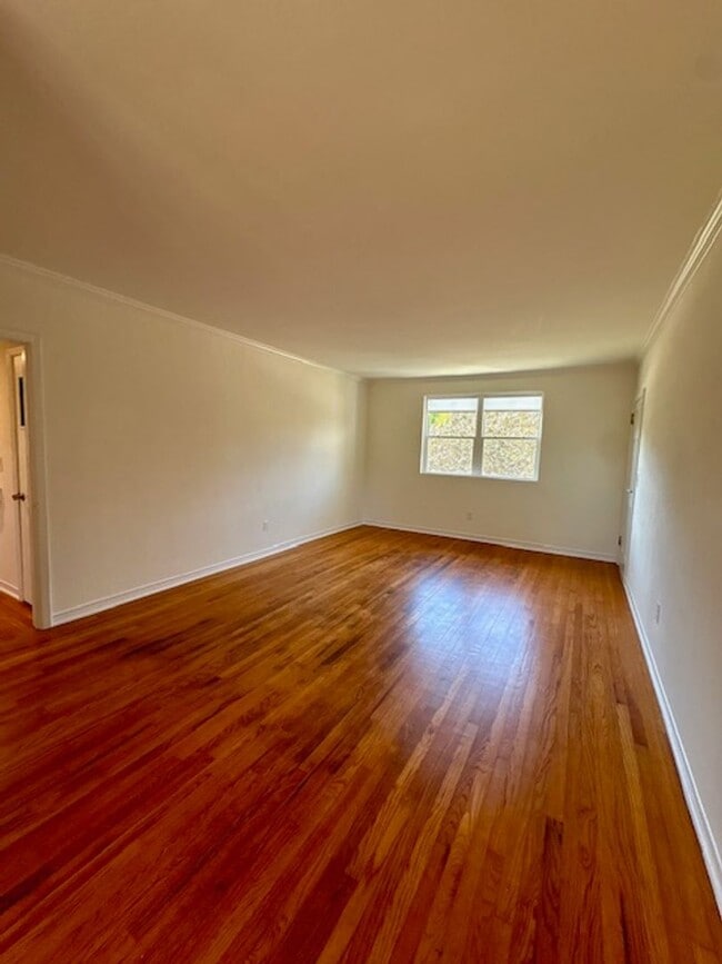 Building Photo - Fully Renovated Three Bedrooms Condo in South Windermere