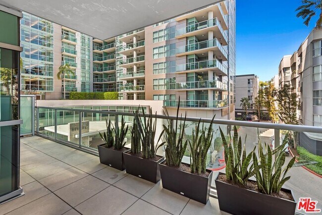 Building Photo - 13650 Marina Pointe Dr