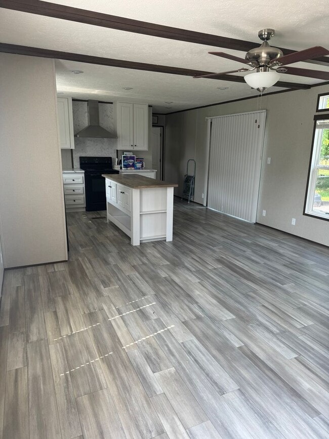 Building Photo - Newer Mobile Home in Country Setting