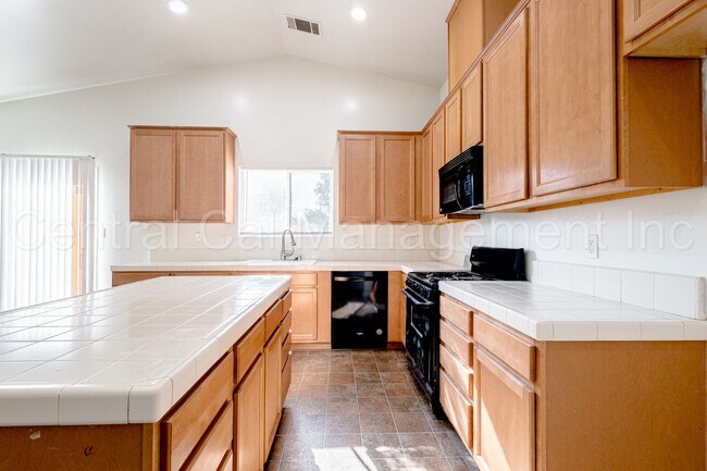 Building Photo - 3 Bedroom/2 Bath Home with an office in th...