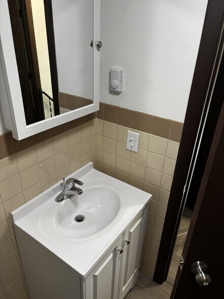 Vanity / medicine cabinet - 4 Prescelly Dr