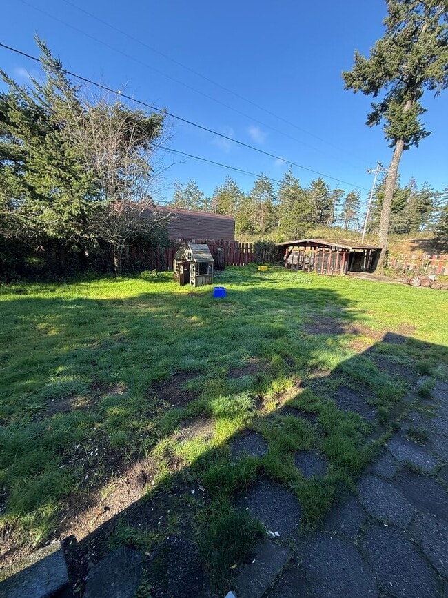 Building Photo - Spacious Ranch Rambler with 2 car garage