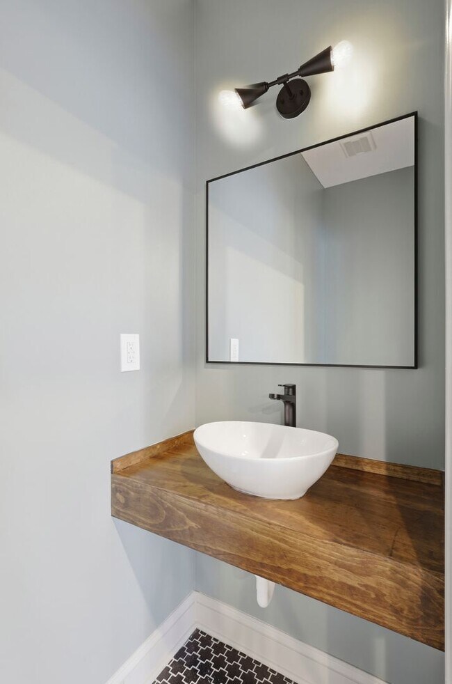 Building Photo - 4695 N 16th St