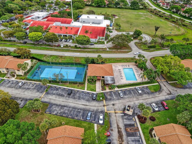 Building Photo - 6649 Somerset Dr