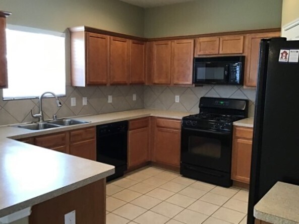 Building Photo - 2026 Acorn Glen Trl