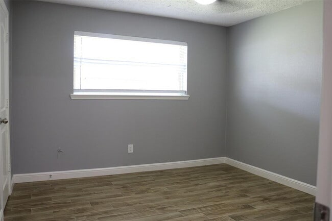 Building Photo - Beautiful 4-bedroom, 2-bath home