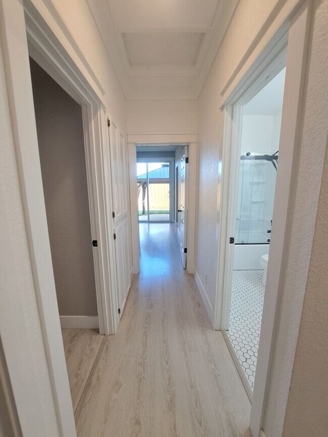 Building Photo - Stunning Home is Tastefully Done & Move In...