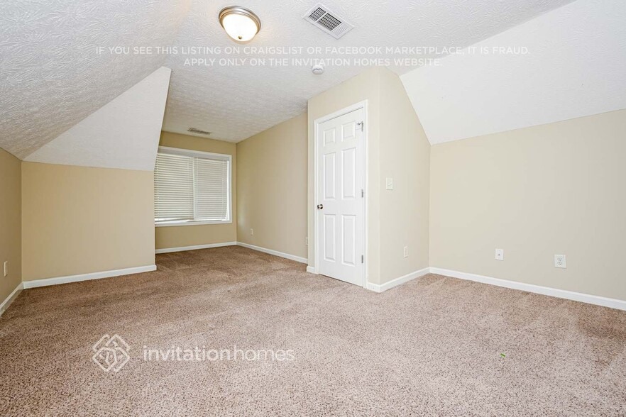Building Photo - 220 Hedgewood Dr