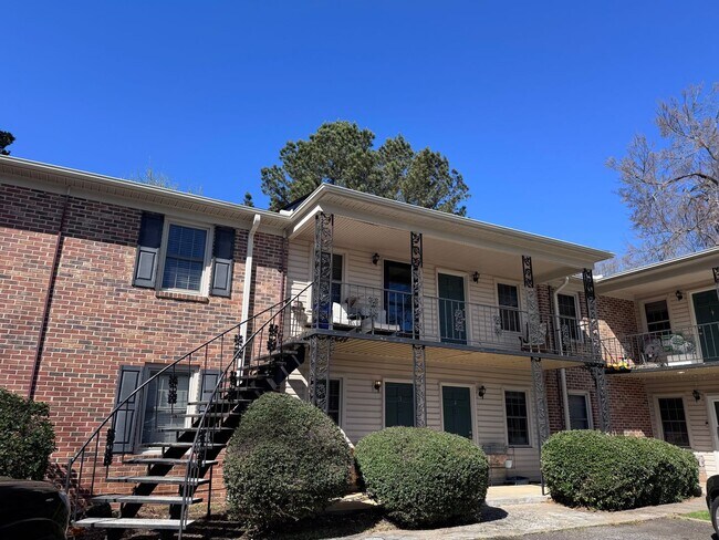 Building Photo - 2 bedroom, 1 bath apartment in small complex on Hill Street! Walking distance to Normal Town, Dow...