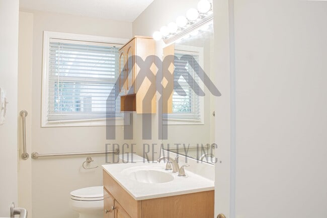 Building Photo - 135 E Derenne Ave