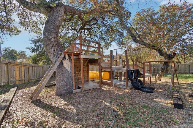 Building Photo - WHISPERING OAKS GARDEN HOME