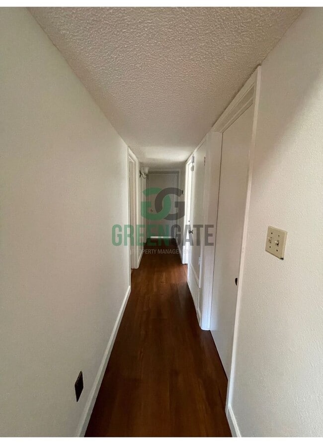 Building Photo - 3 BEDROOM 2 BATH HOME MOVE IN READY IN MOD...