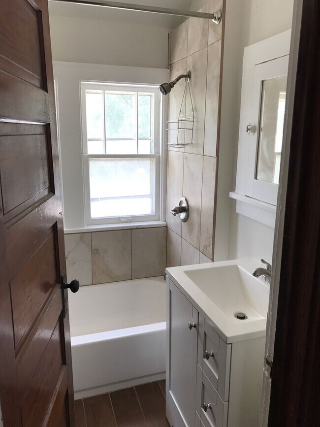 Building Photo - Spacious & Updated Craftsman House in Gifford Park