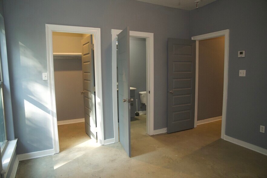 Building Photo - 343 W Johnson St