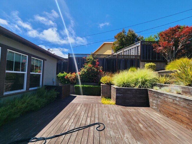 Building Photo - Spacious 5 bedroom house