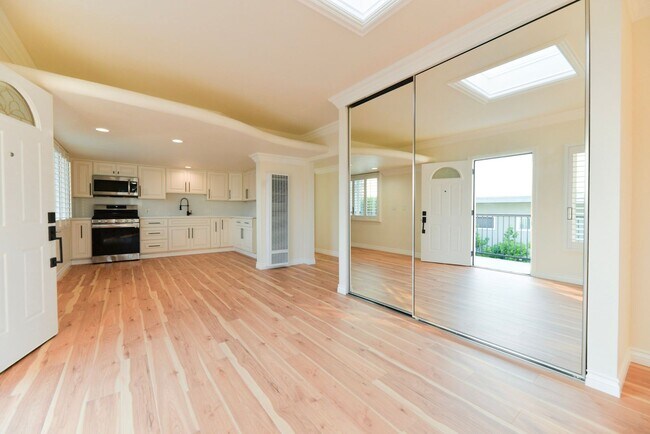 Building Photo - 412 Avenida Santa Barbara