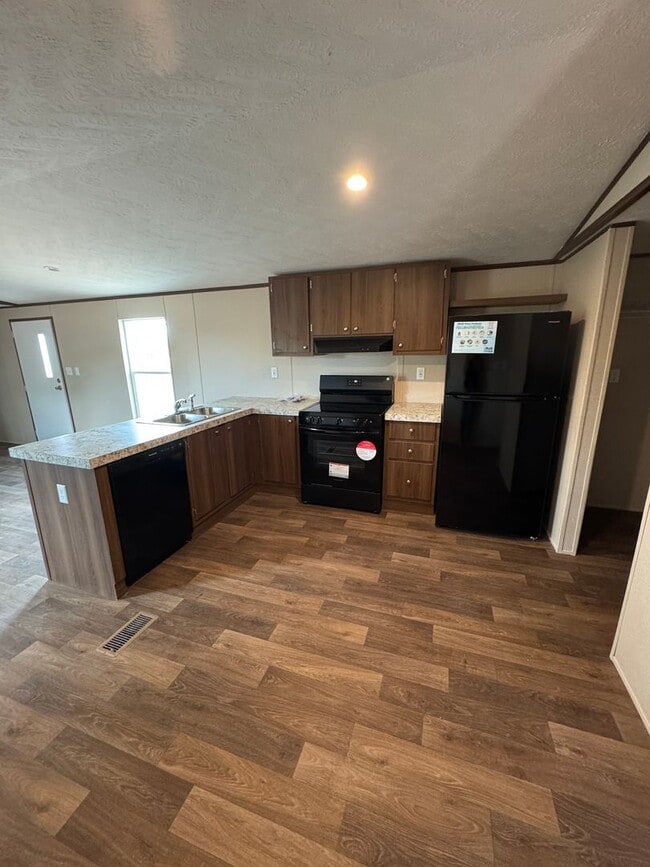 Building Photo - Bright & Carpet-Free 3BR/2BA Tucson Rental Home with Spacious Kitchen