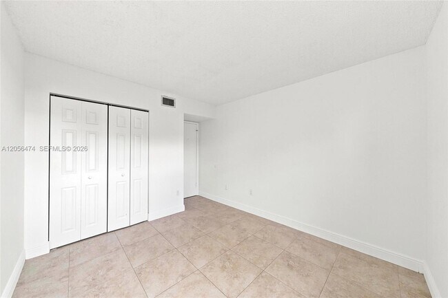 Building Photo - 9735 Fontainebleau Blvd