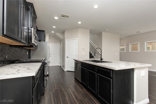 Building Photo - 61 Jasmine Point St