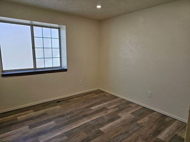 Building Photo - Large home available