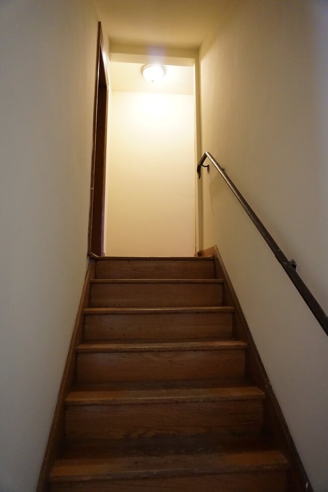 Building Photo - 4 bedroom 1 1/2 bath single family house with yard.