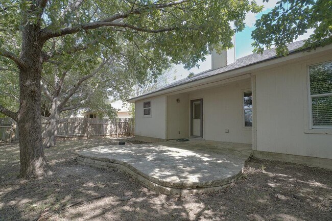 Building Photo - 402 Hickory Tree Dr