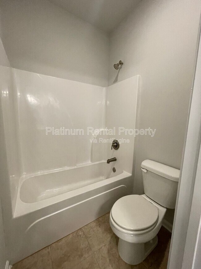 Building Photo - 1825 Dahlia Dr