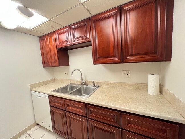 Building Photo - 228 E Bailey Rd