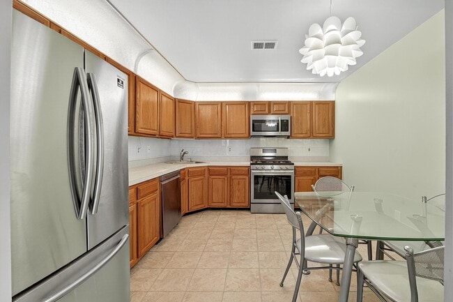 Building Photo - 144 Cherry St