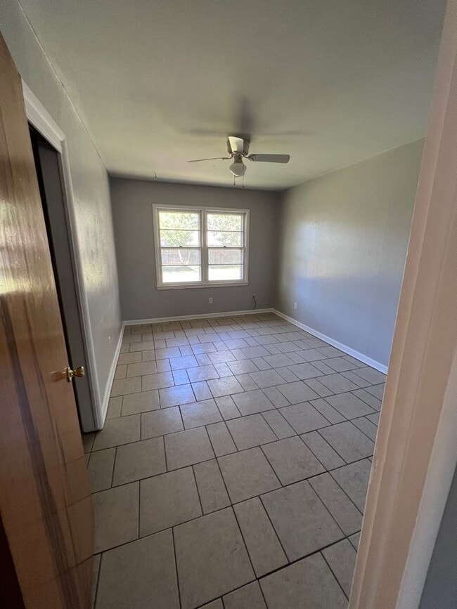 Building Photo - 3 bed, 2 living, 2 bath, 2 car garage