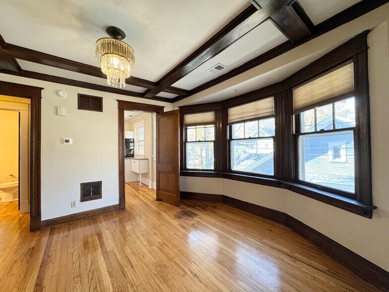 Building Photo - 811 E 39th St