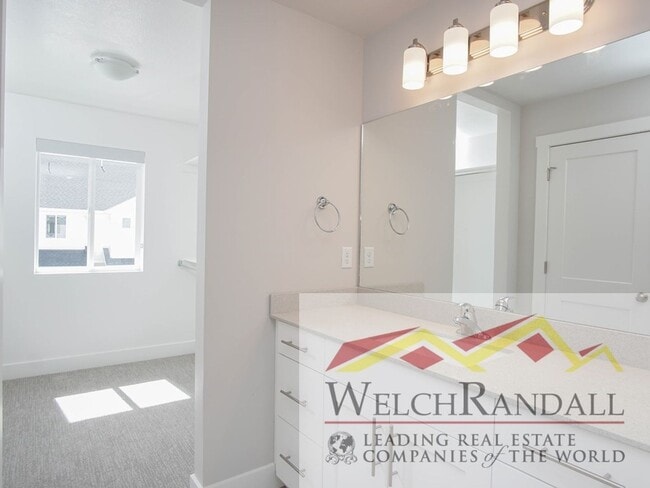 Building Photo - Live Comfortably in West Haven – Beautiful 3BR, 2.5BA Townhome for Rent!