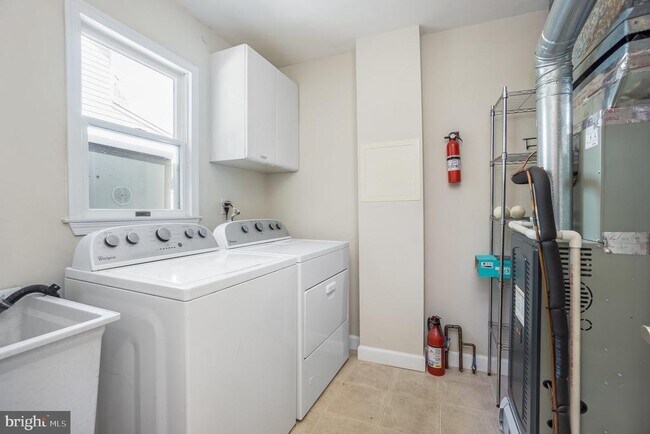 Building Photo - 2962 Strathmeade St
