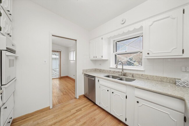 Building Photo - 400 Locust Rd