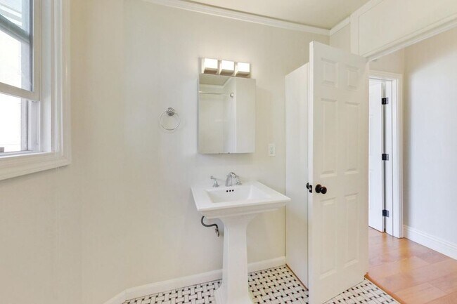 Building Photo - 465 Bellevue Ave