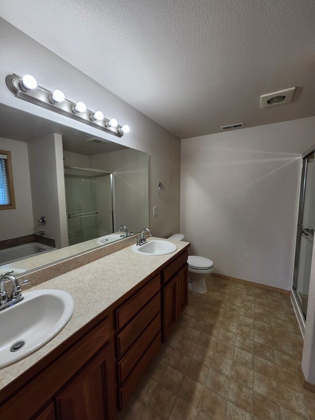 Building Photo - Spacious 3 bedroom/2 bath on Cul-de-Sac, 3...