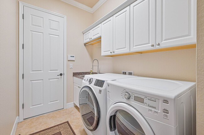 Building Photo - **Bella Terra Estate 5BED/3BATH - 3 Car ga...