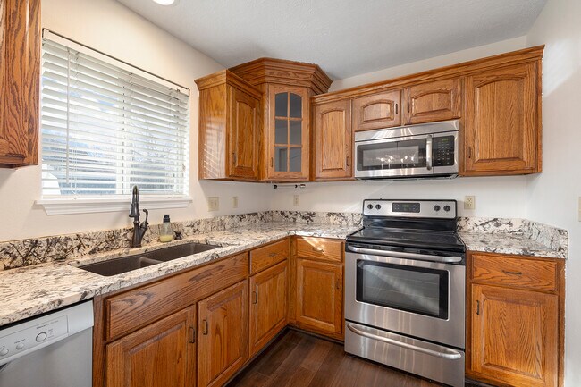 Building Photo - 647 S Meteor Ave