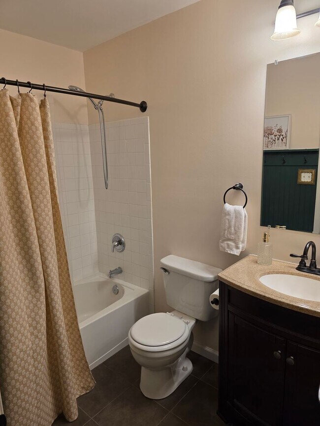 Building Photo - Spacious Single Family Home in Edgewood