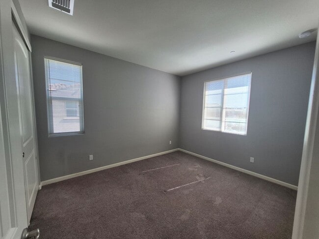 Building Photo - 4 Bedroom 2.5 bath Available now