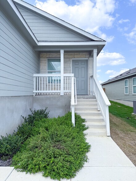 Building Photo - 1427 Laima Curv