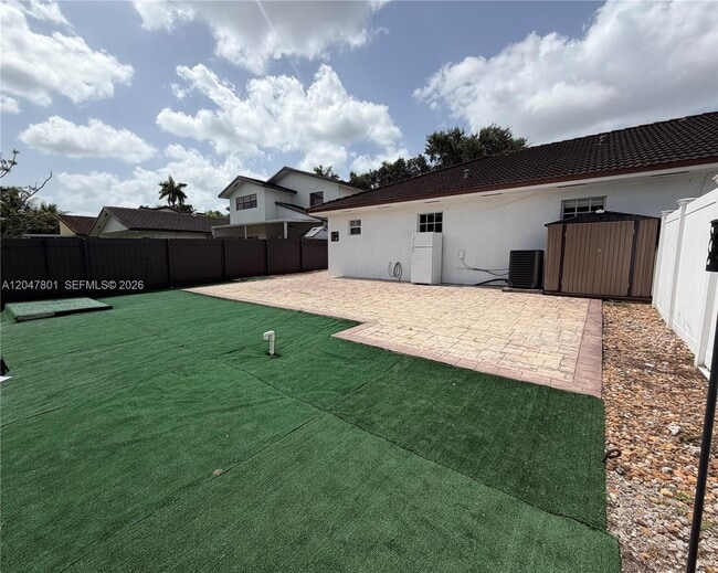 Building Photo - 7565 N Augusta Dr