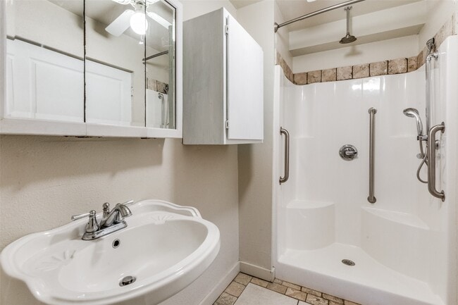 Building Photo - 1005 Center Cir