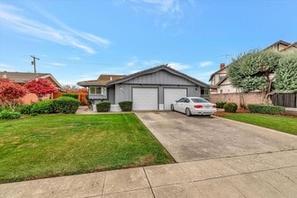 Building Photo - Duplex with 1.5 Bath and One Car Garage